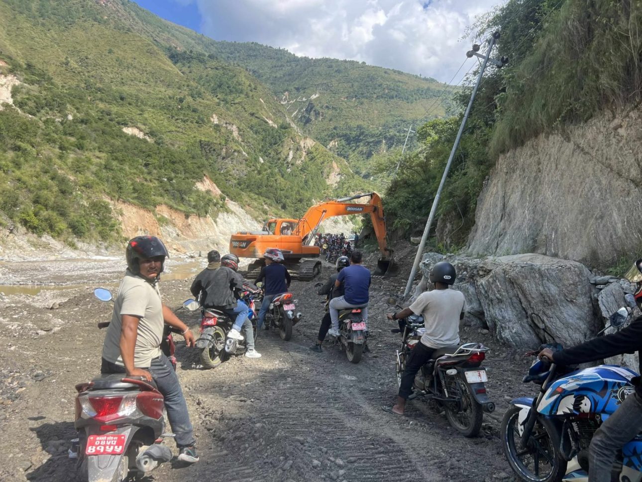 बाढीपहिरोले अबरुद्ध बीपी राजमार्ग अस्थायी ट्रयाक बनाएर पुनः सञ्चालनमा