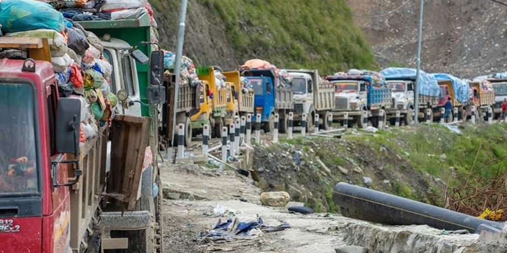 बञ्चरेडाँडा जान थाले फोहर बोकेका गाडी